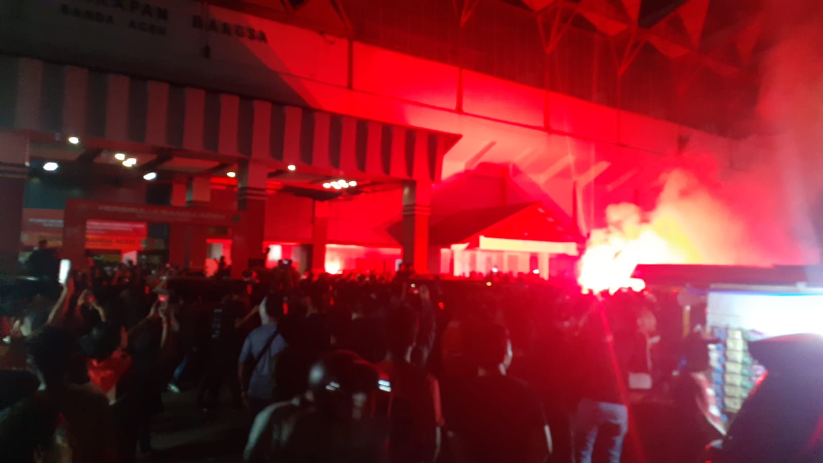 Suporter Persiraja kepung pemain PSMS Medan dua jam lebih
