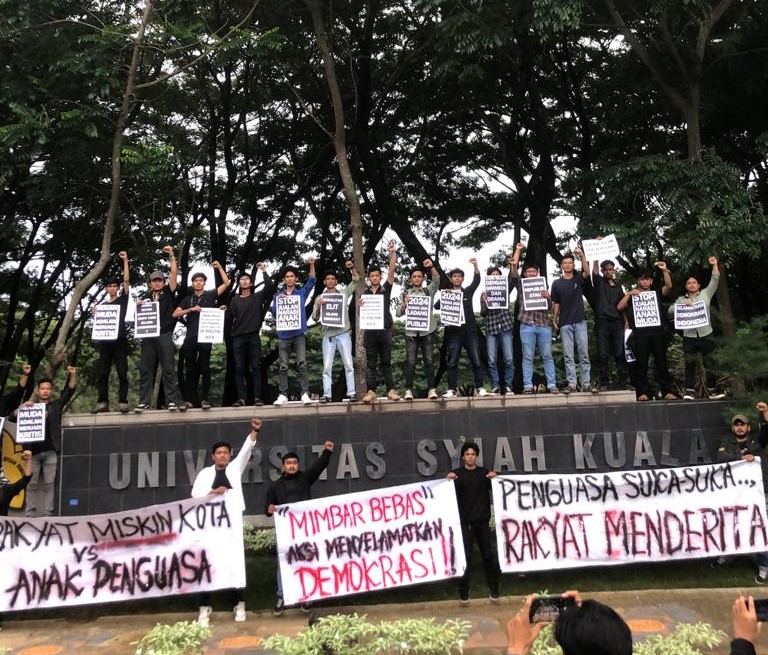 Gelar aksi di USK, mahasiswa suarakan penolakan dinasti politik