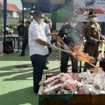 Alat bantu seks dan jutaan batang rokok ilegal dimusnahkan oleh Bea Cukai Aceh
