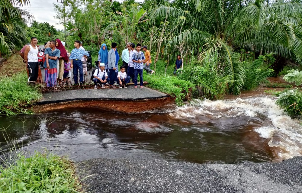 Jalan penghubung dua desa di Aceh Jaya putus diterjang banjir
