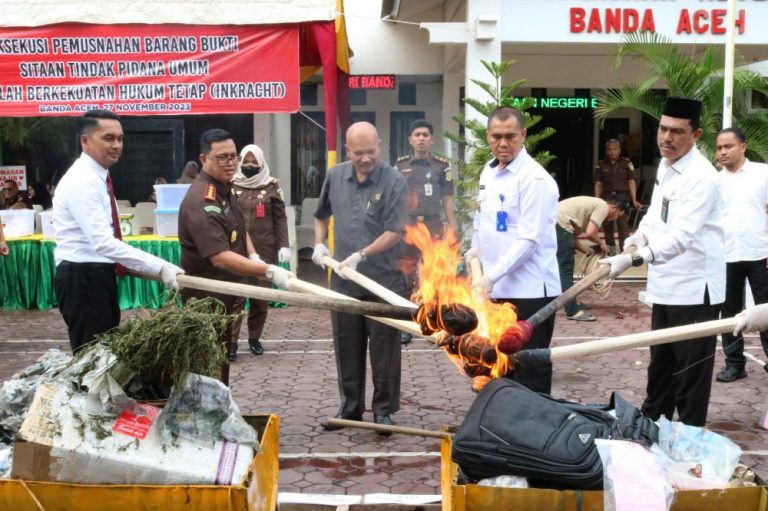 Kejari Banda Aceh musnahkan barang ilegal dan narkoba