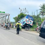 Bus Kurnia nyungsep ke parit, semua penumpang selamat