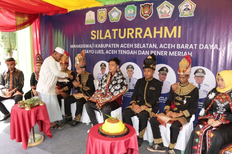 Prosesi peusijuk Aceh adat damaikan lima kelompok mahasiswa