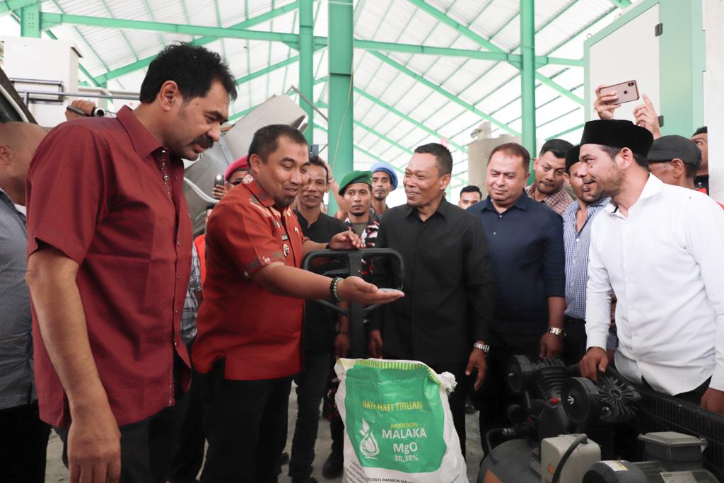 Pj Bupati Aceh Besar dan Ketua KPA  Pusat resmikan pabrik pupuk magnesium
