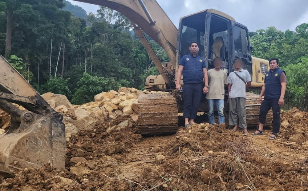 Polisi tangkap satu beko di lokasi penambangan batu gajah di Aceh Selatan