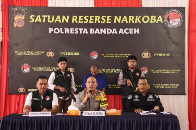 Foto: Kapolresta Banda Aceh, Kombes Pol Fahmi Irwan Ramli bersama Kasat Resnarkoba, AKP Ferdian Chandra dan Kasi Humas, Ipda Trisna Zunaidi saat konferensi pers di Polresta Banda Aceh, Kamis (23/11/2023). (Hafiz Erzansyah/popularitas.com)