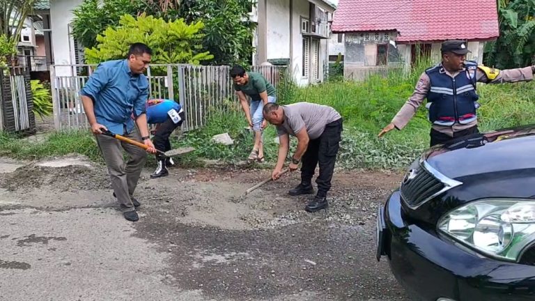 Patungan beli semen, polisi di Banda Aceh tambal jalan berlubang