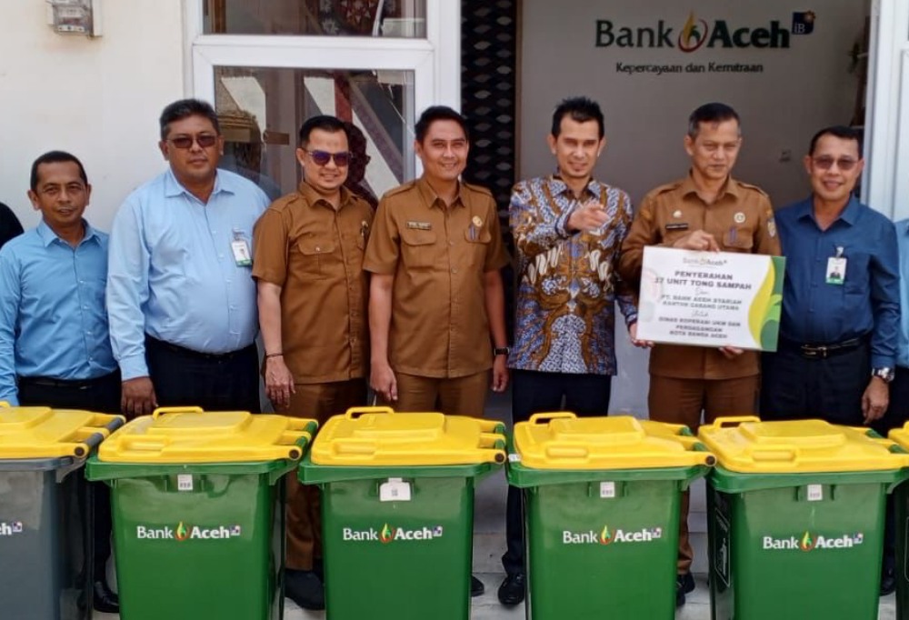Bank Aceh bantu 17 unit tong sampah mobile ke Pemko Banda Aceh