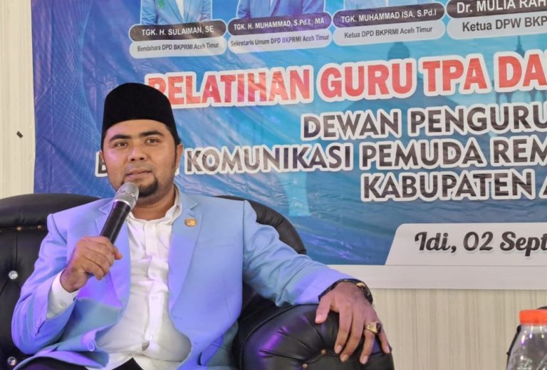 Ustadz Mulia Rahma khatib sholat Jumat di Masjid Besar Abu Indrapuri