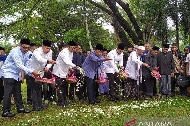 Peringati 19 tahun tsunami Aceh, SBY ziarah ke kuburan massal Siron