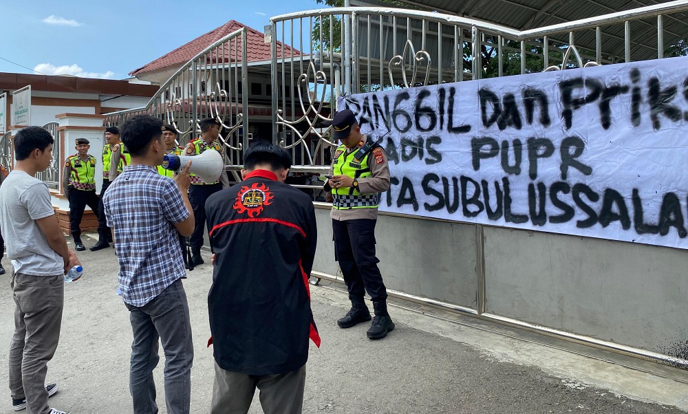 Mahasiswa demo Kejati Aceh tuntut dugaan korupsi di Subulussalam