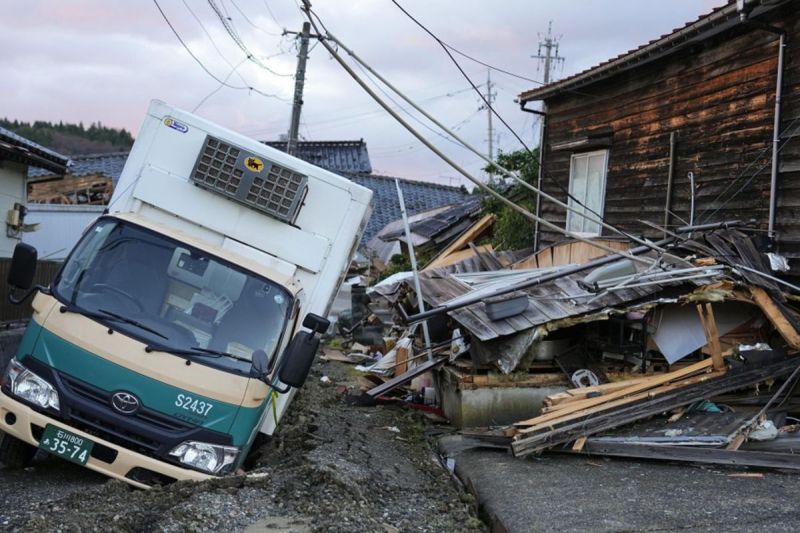 Update korban gempa Jepang : 100 orang tewas dan 211 belum ditemukan