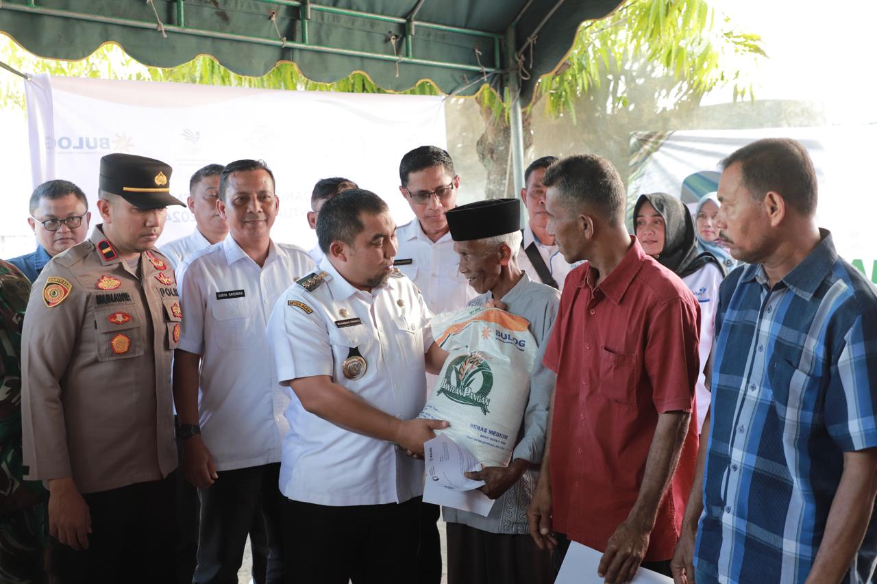 Pj Bupati salurkan bantuan pangan cadangan beras secara simbolis kepada warga Aceh Besar