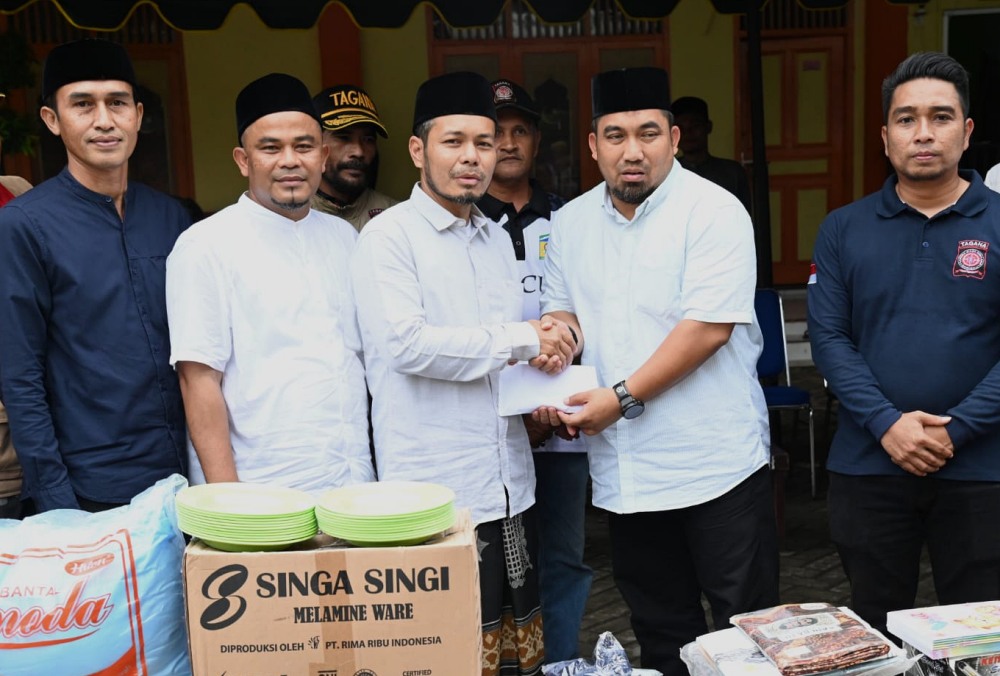 Pj Bupati Aceh Besar serahkan bantuan massa panik untuk Dayah Babul Maghfirah