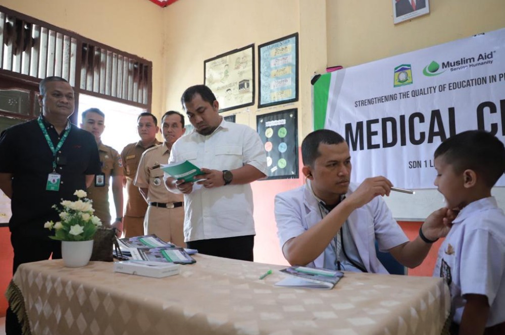 Muhammad Iswanto tinjau kegiatan pemeriksaan kesehatan oleh YKMI di SDN 1 Lhoknga