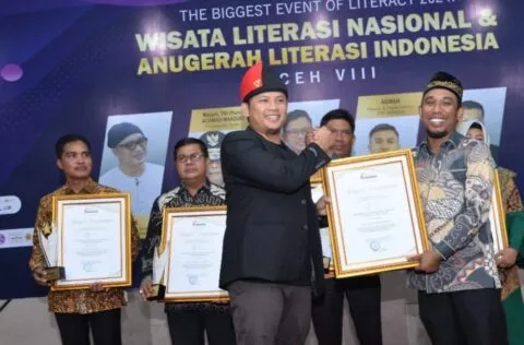 Ketua PGRI Aceh Besar terima anugerah pejabat publik literasi dari FIM