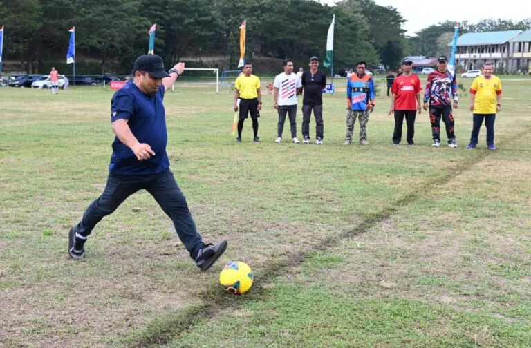 Tendangan Bang Wanto menandai dimulainya Turnamen Oemar Diyan Cup V