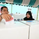Muhammad Iswanto dan istri nyoblos di TPS 01 Gampong Gani