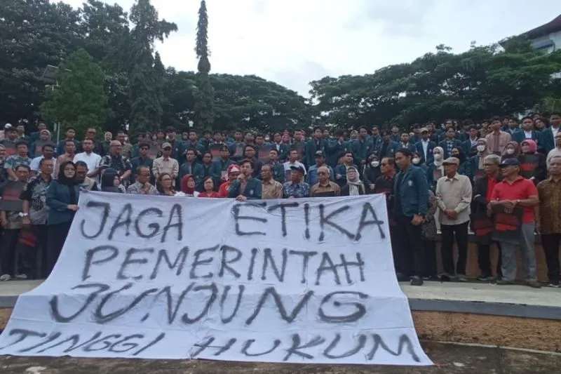 Guru Besar Undip Semarang “Indonesia dalam darurat demokrasi”