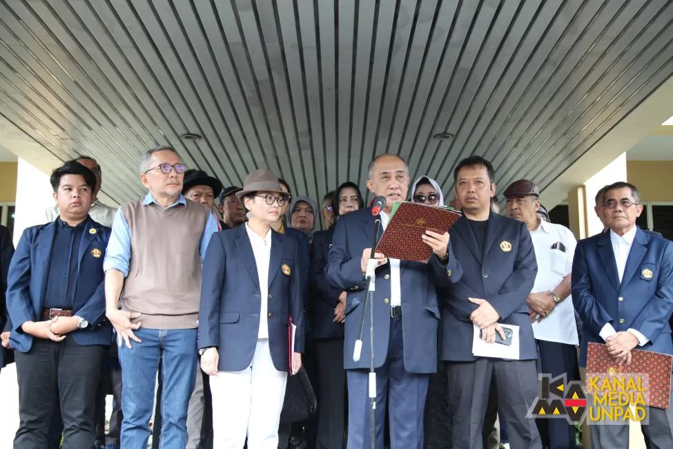 Ramai-ramai akademisi kritik istana