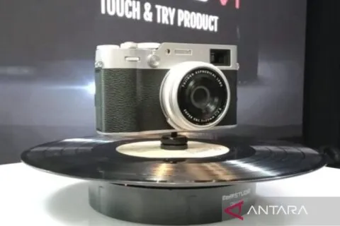 Kamera digital terbaru dari Fujifilm, X100VI dibanderol seharga Rp27 jutaan