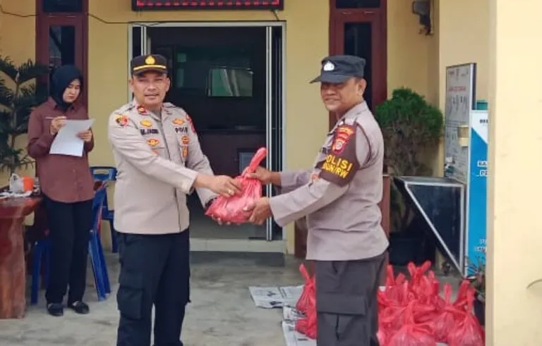 Kapolsek Kuta Baro bagikan daging meugang untuk anggotanya