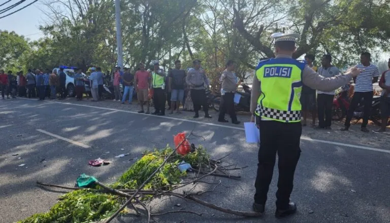 Truk jungkit lindas pemotor hingga tewas di Aceh Besar, jenazah tak dikenal warga