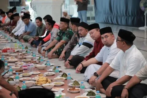 Pj Bupati Aceh Besar buka puasa bersama warga di Mesjid Syuhada