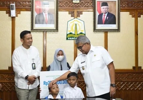 Pj Gubernur Aceh serahkan santunan dan beasiswa kepada anak almarhum Yusri Afifuddin