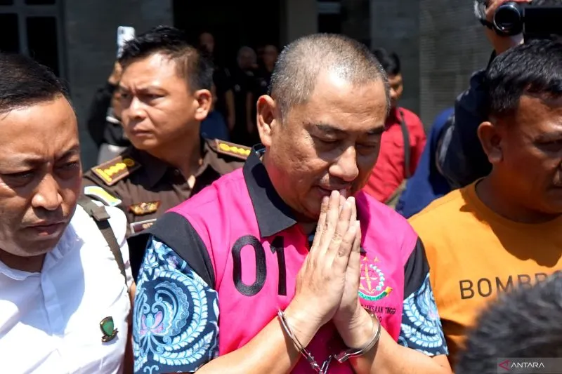 Bupati Bone Bolango Hamim Pou ditangkap Kejati Gorontalo