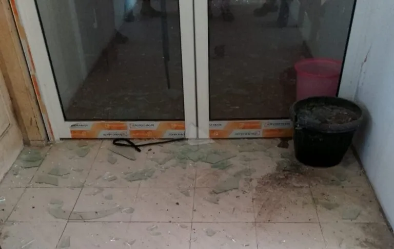 Gaji tak kunjung dibayar, anggota Satpol PP dan WH Lhokseumawe ngamuk dan pecahkan kaca pintu dan jendela kantor