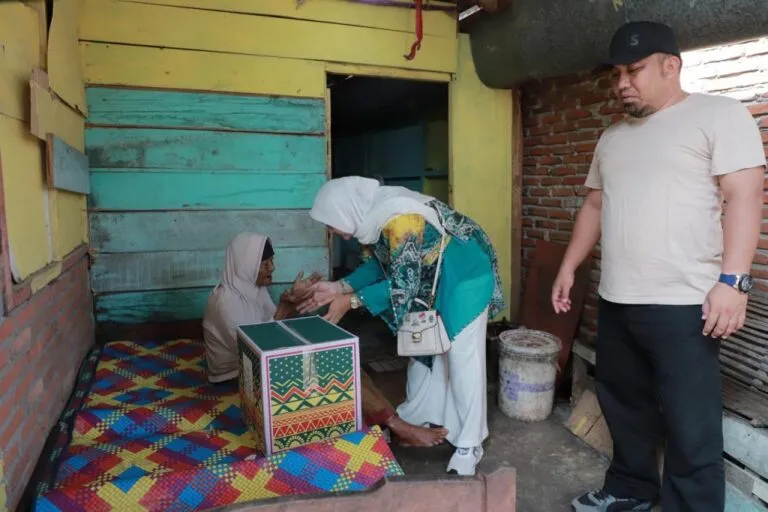 Pj Bupati Aceh Besar datangi rumah lansia, yatim, dan fakir miskin antar bantuan idulfitri