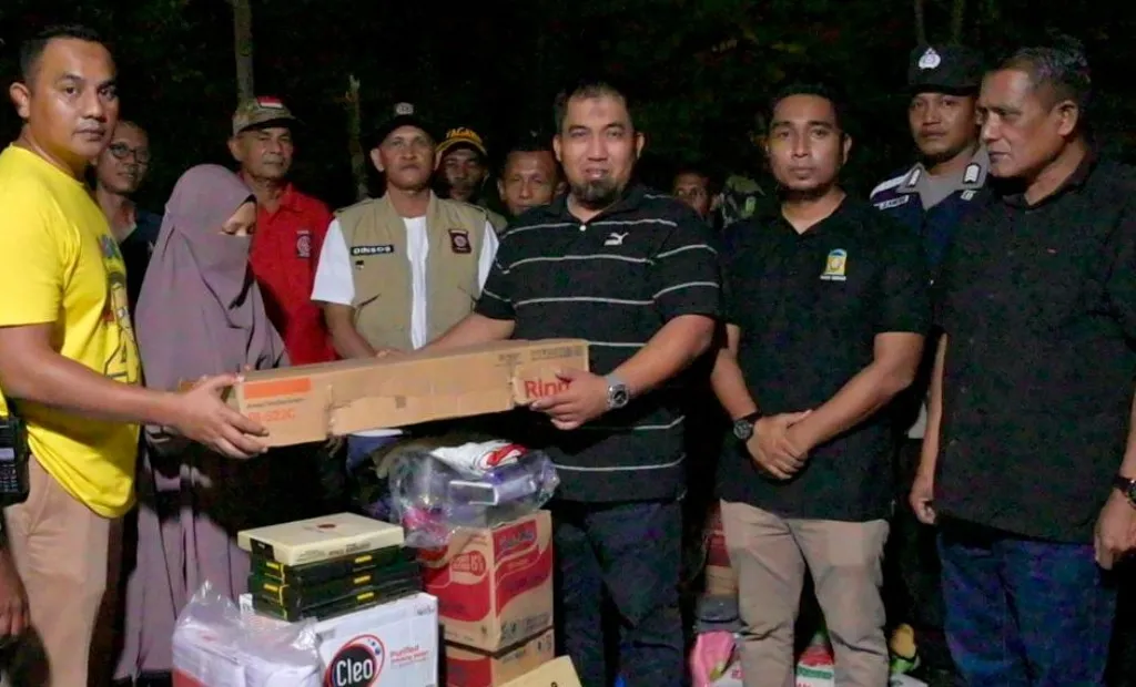 Pj Bupati Aceh Besar kunjungi korban kebakaran di Krueng Barona Jaya dan beri bantuan massa panik