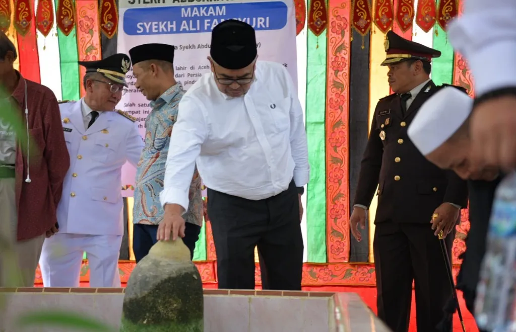Susuri sungai gunakan perahu raja, Pj Gubernur Aceh ziarahi makam Syekh Ali Al Fansyuri
