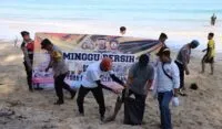 Polres Aceh Besar dan warga bersihkan Pantai Lampuuk