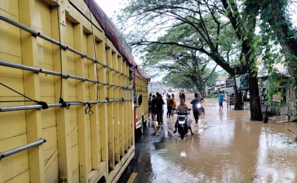 Banjir rendam tiga kecamatan di Nagan Raya, jalan nasional lintas barat macet total