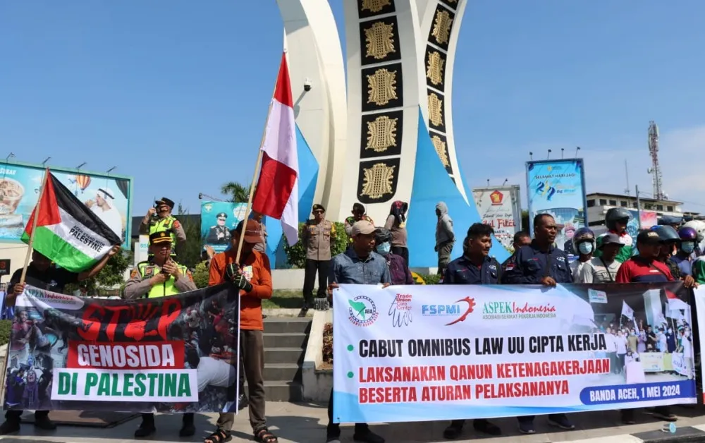 Puluhan buruh gelar aksi damai di Simpang Lima Banda Aceh, serukan pencabutan Omnibus Law dan Outsourcing