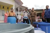 Pj Bupati Aceh Besar terjun langsung distribusikan air bersih di dua gampong di Lhoknga