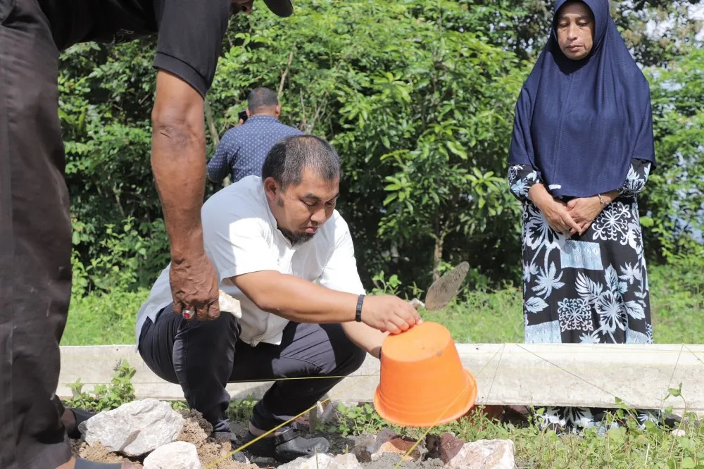 Pj Bupati Aceh Muhammad Iswanto bangun rumah dhuafah untuk Aminah secara swadaya