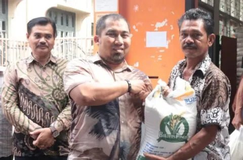 40.169 KPM warga Aceh Besar terima bantuan cadangan pangan tahap II, secara simbolis diserahkan Pj Bupati Muhammad Iswanto