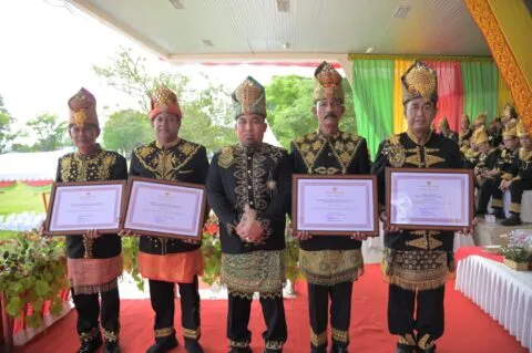 Dukung dan sukseskan Pemilu 2024 di Aceh Besar, sejumlah institusi raih penghargaan dari Pj Muhammad Iswanto