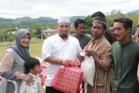 Pj Bupati Aceh Besar dan istri bagi 100 paket sembako bagi warga miskin di Jantho
