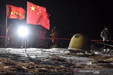 Astronot China bawa pulang bebatuan dari bulan