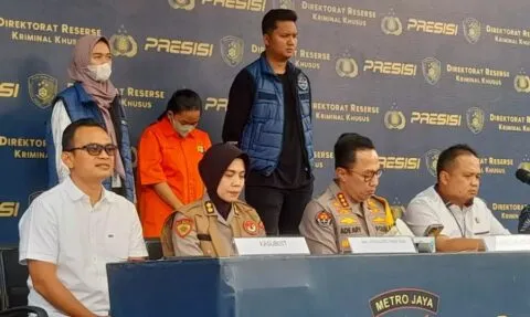 Polda Metro hadirkan ibu muda yang lecehkan anak lelakinya saat konferensi pers