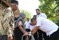 Muhammad Iswanto beri alat bantu jalan kepada warga Aceh Besar
