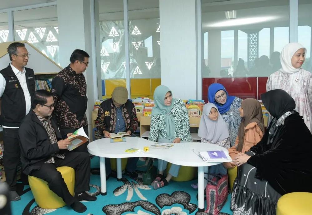 Desi Ratnasari kunjungi perpustakaan Aceh