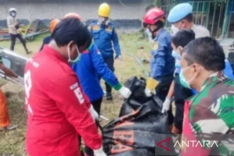 Warga Bogor temukan jasad pria tanpa kelamin di Sungai Ciliwung