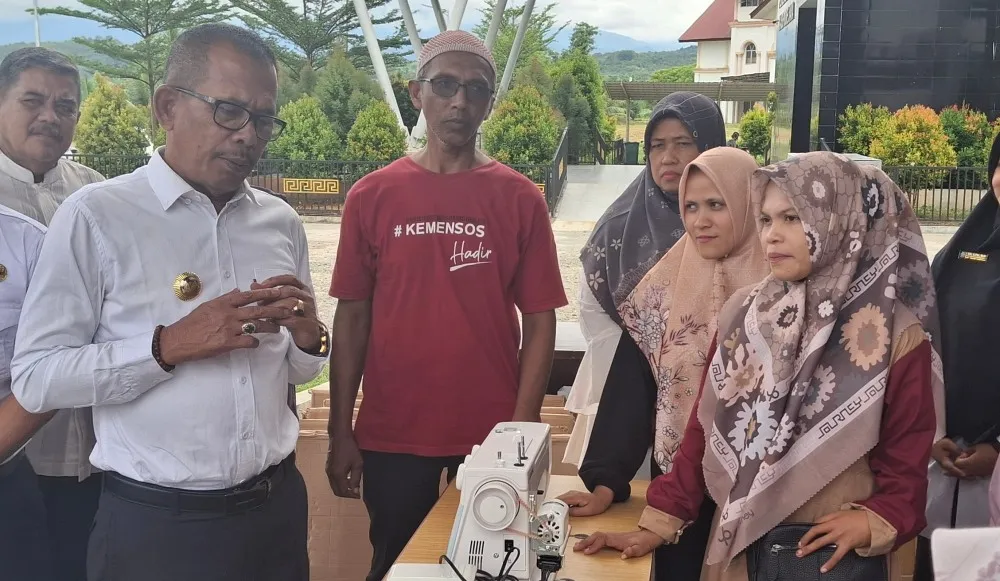 Penyandang disabilitas di Pidie Jaya dapat bantuan mesin jahit, Pj Bupati : Gunakan sebaik mungkin