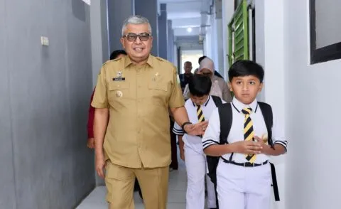 Momen saat Pj Gubernur Aceh dan istri antar anak hari pertama sekolah