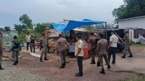 Satpol PP dan WH Banda Aceh bongkar lapak PKL di kawasan RS Meuraxa